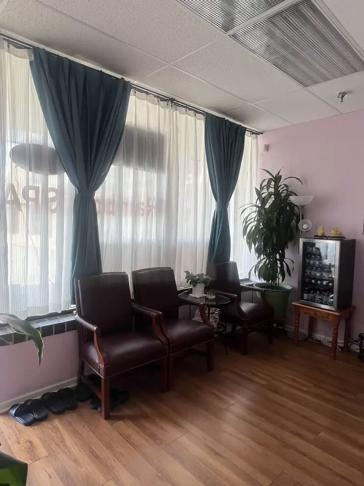 Relaxing waiting area with cozy seating in Schaumburg 